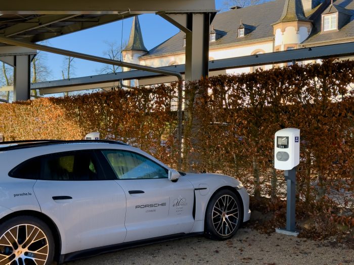 Au Château d’Urspelt, nous enrichissons votre séjour d’un confort supplémentaire : 32 bornes de recharge sont désormais à votre disposition pour votre véhicule.